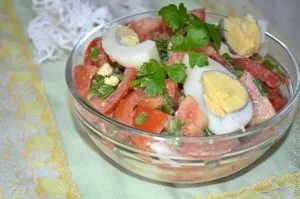 Salata cu rosii si oua cu ceapa verde