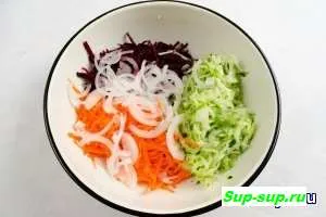 Saláta uborka, nyers céklát és a sárgarépát