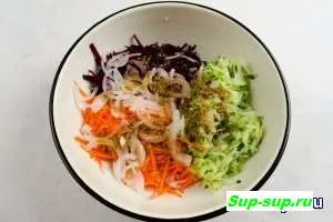 Saláta uborka, nyers céklát és a sárgarépát