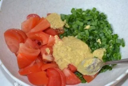 Salata cu rosii, oua si ceapa verde - Retete cu fotografii