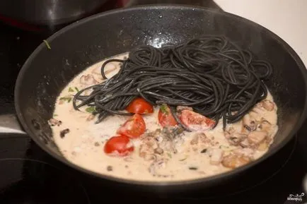 Spagetti tintahal tinta és a tenger gyümölcsei - lépésről lépésre recept fotók