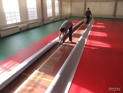 linoleum de sport pentru sala de sport instrucțiunea video de Grabo pe mâinile lor de stabilire, fotografii