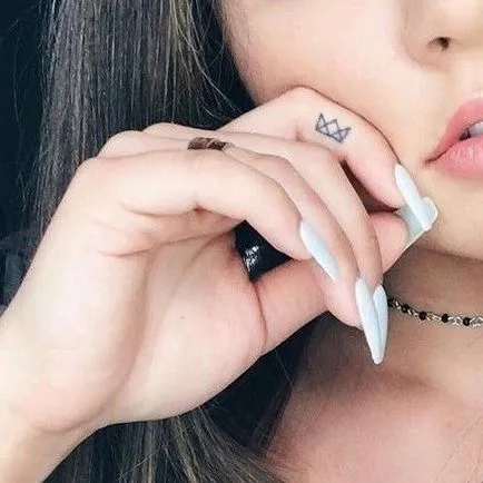 Tetoválás az ujjak