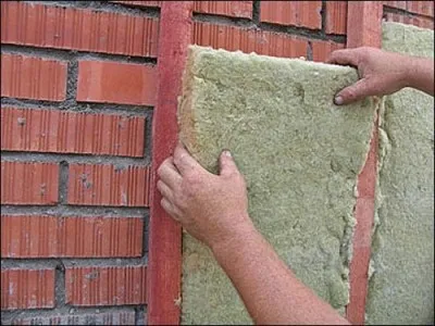 Izolarea termică a pereților din cărămidă cu vată minerală, spumă și spumă de polistiren, carte constructor
