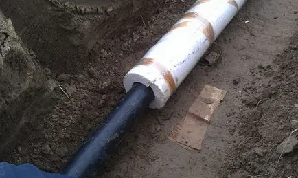 Szigetelés vízvezetékek egy magánlakás, mint egy meleg vízvezeték az utcán, a csővezeték