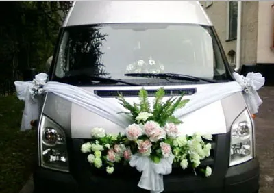 Díszítő egy kisbusz egy esküvő
