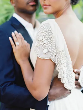 A figyelmet a részleteket esküvői ruhák ujjakkal-szárnyak