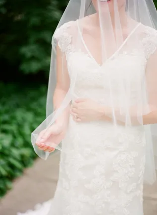 A figyelmet a részleteket esküvői ruhák ujjakkal-szárnyak