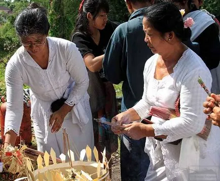 Faceți cunoștință pe haine ... sau cum să se comporte într-un templu din Bali, toate din Indonezia