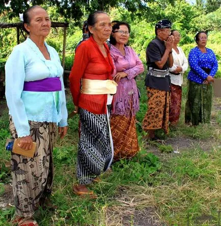 Запознайте се по дрехите ... или как да се държат в балийски храм, всички от Индонезия