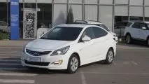 Hyundai Solaris 2011-ben, hamarosan 2 év megyek én solyarike, ferdehátú, automata