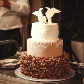 Поръчка сватбена торта с перли с доставка през Москва