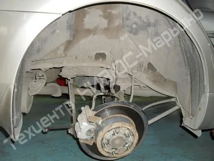 Înlocuirea amortizoarele din spate pe o masina Toyota Camry