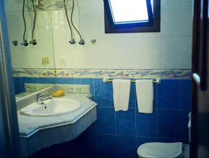 Fürdőszoba egyiptomi stílusú, a civilizáció bölcsője a lakásban, belsőépítészet