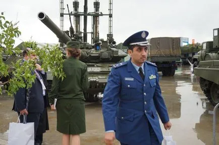 Armata 2015 supermarket apărare - opinie militară