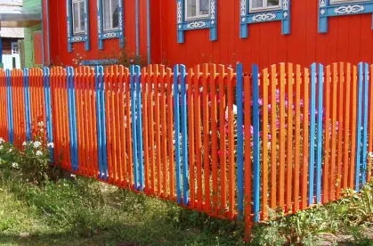 Ce și cum cel mai bine să picteze gard de lemn pentru o lungă perioadă de timp