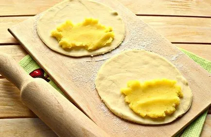 Pasties burgonyával - lépésről lépésre recept a tésztát és a tölteléket