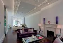 Дизайн таван снимка на вътрешни стени в стаята, монтаж в модерен апартамент, големи корнизи