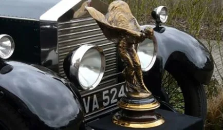 Spiritul istoriei figurină Ecstasy împodobind capota unui Rolls-Royce