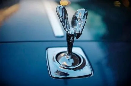 A Spirit of Ecstasy - figura a motorháztető egy Rolls-Royce