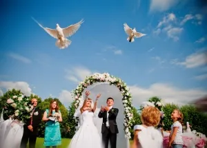 Idei pentru sedinta foto de nunta - Instantanee cu porumbei