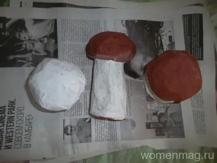 Gombák készült papírmasé kezük