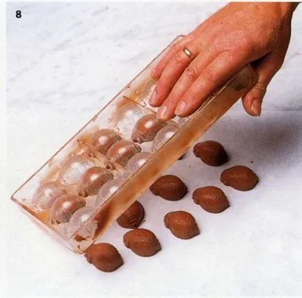 Gyártása öntött csokoládé töltelékkel manuálisan