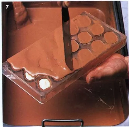 Производство на дървен шоколадови бонбони с пълнеж ръчно