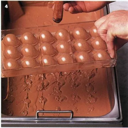 Gyártása öntött csokoládé töltelékkel manuálisan