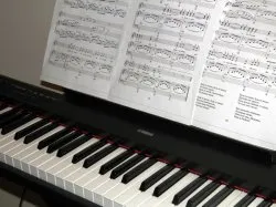 Hogyan lehet megtanulni zongorázni egyedül a semmiből otthon