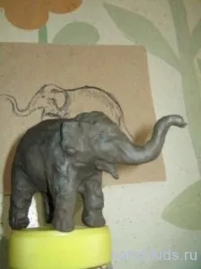 Ca un elefant orb din plastilină