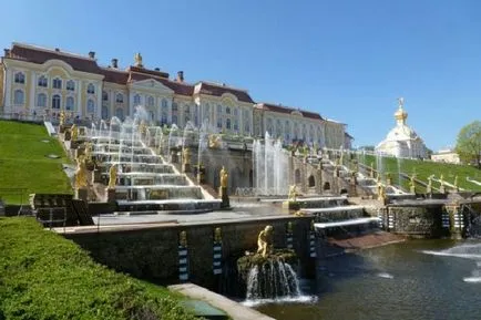 Ahogy Peterhof szökőkutak rendezett munka