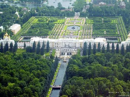 Ahogy Peterhof szökőkutak rendezett munka