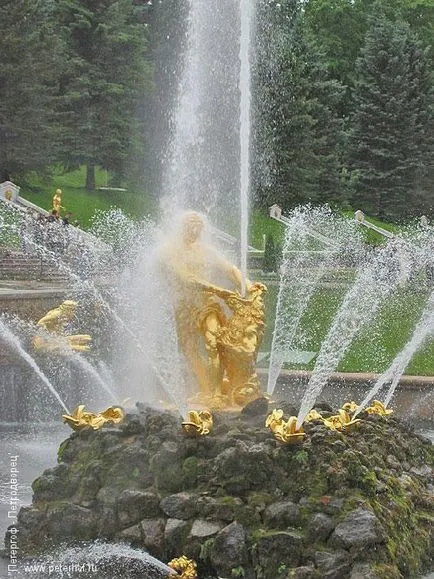 Ahogy Peterhof szökőkutak rendezett munka