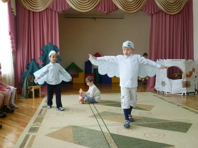 costum de gâscă cu mâinile fotografia lui