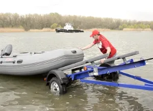 Tárolása csónak pvc a garázsban a mennyezet alatt, mint egy hang, elrejteni csónak motor és trailer a téli