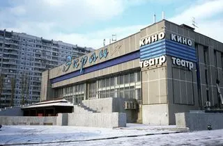 Lihegve üres színház Moszkva, 2. rész
