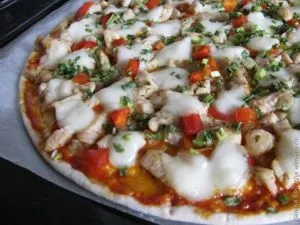 Pizza csirkével és mozzarellával