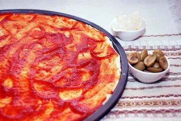 Pizza cu carne de pui, mozzarella și sos de roșii