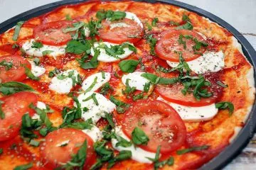 Pizza cu carne de pui, mozzarella și sos de roșii