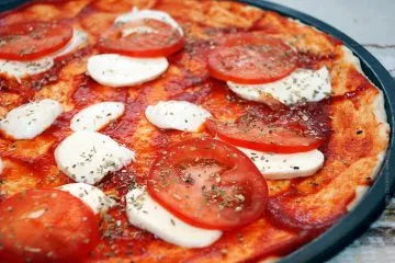 Pizza cu carne de pui, mozzarella și sos de roșii