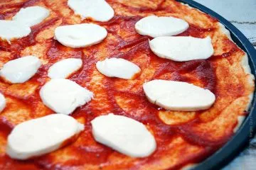 Pizza cu carne de pui, mozzarella și sos de roșii