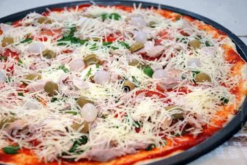 Pizza cu carne de pui, mozzarella și sos de roșii