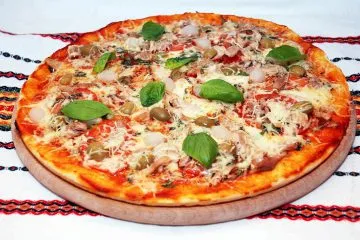 Pizza cu carne de pui, mozzarella și sos de roșii