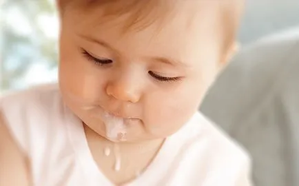 Защо детето повръща пресечено мляко след хранене