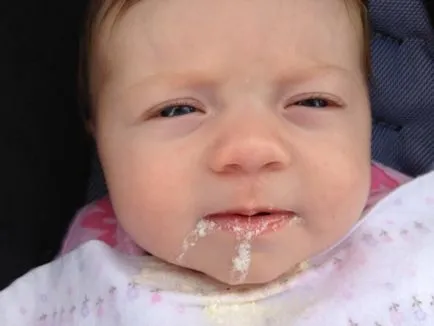 Защо детето повръща пресечено мляко след хранене