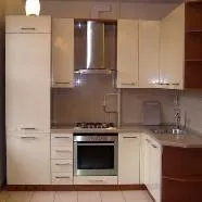 Felújított konyha egy lakóhajó Budapesten