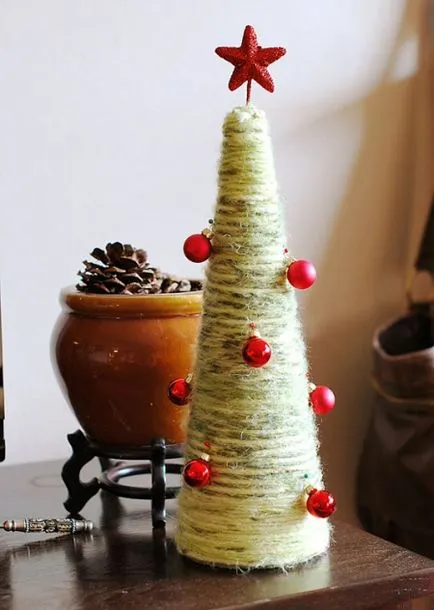 Karácsonyfa díszítés szövetből készült és cérna