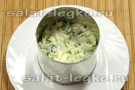 Salata de usturoi sălbatic cu ouă, castraveți și smântână