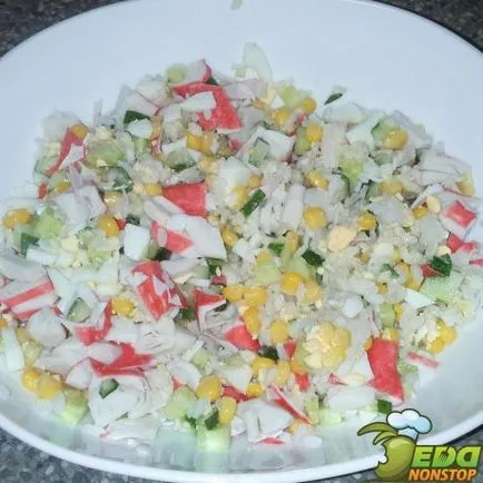 Salata cu bastoane crab fără orez cu diferite ingrediente